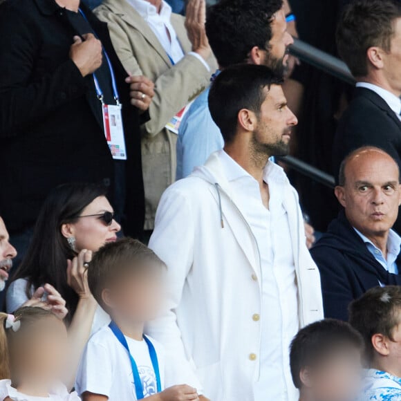 Novak Djokovic et ses enfants Stefan et Tara en tribunes lors du match de football Ligue 1 Uber Eats opposant le Paris Saint-Germain (PSG) au Clermont Foot 63 au Parc des Princes à Paris, France, le 3 juin 2023. Clermont a gagné 3-2. © Cyril Moreau/Bestimage