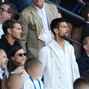 Novak Djokovic et ses enfants Stefan et Tara en tribunes lors du match de football Ligue 1 Uber Eats opposant le Paris Saint-Germain (PSG) au Clermont Foot 63 au Parc des Princes à Paris, France, le 3 juin 2023. Clermont a gagné 3-2. © Cyril Moreau/Bestimage