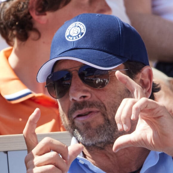 Ces matchs ont, surtout, été applaudis par de très nombreuses célébrités.
Patrick Bruel en tribunes lors des Internationaux de France de tennis de Roland Garros 2023 à Paris, France, le 4 juin 2023. © Cyril Moreau/Bestimage