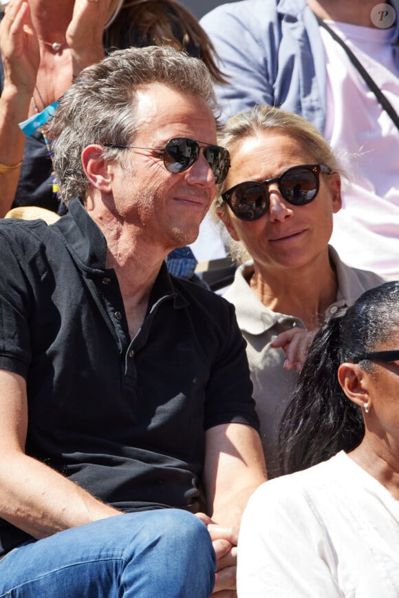 Anne-Sophie Lapix et son mari Arthur Sadoun en tribunes lors des Internationaux de France de tennis de Roland Garros 2023 à Paris, France, le 4 juin 2023. © Cyril Moreau/Bestimage