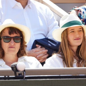 Le 4 juin 2023 a été marqué par la victoire de Fiona Ferro et Dayana Yastremska côté femmes, et de Stefanos Tsitsipas et Novak Djokovic côté hommes.
Anne Roumanoff et sa fille en tribunes lors des Internationaux de France de tennis de Roland Garros 2023 à Paris, France, le 4 juin 2023. © Cyril Moreau/Bestimage