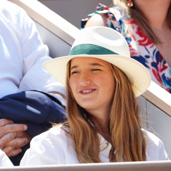 Anne Roumanoff et sa fille en tribunes lors des Internationaux de France de tennis de Roland Garros 2023 à Paris, France, le 4 juin 2023. © Cyril Moreau/Bestimage