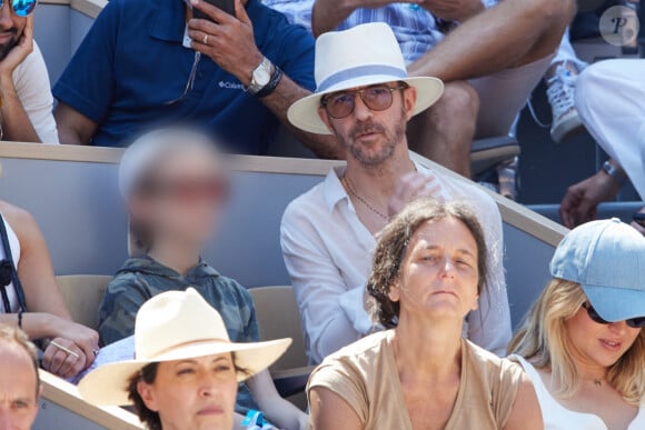 L'étau se resserre du côté de Roland-Garros.
Calogero et son fils Pio en tribunes lors des Internationaux de France de tennis de Roland Garros à Paris. © Cyril Moreau/Bestimage