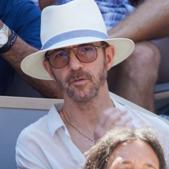 L'étau se resserre du côté de Roland-Garros.
Calogero et son fils Pio en tribunes lors des Internationaux de France de tennis de Roland Garros à Paris. © Cyril Moreau/Bestimage