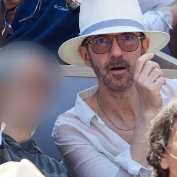 Calogero avait profité du soleil pour passer un moment avec son fils Pio.
Calogero et son fils Pio en tribunes lors des Internationaux de France de tennis de Roland Garros 2023 à Paris, France, le 4 juin 2023. © Cyril Moreau/Bestimage