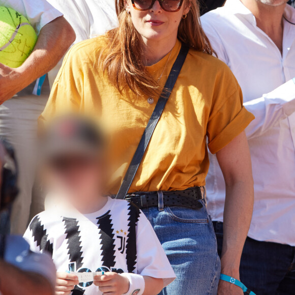 Valérie Donzelli en tribunes lors des Internationaux de France de tennis de Roland Garros 2023 à Paris, France, le 4 juin 2023. © Cyril Moreau/Bestimage