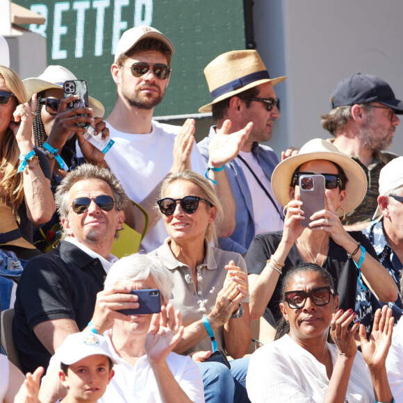 Anne-Sophie Lapix, son mari Arthur Sadoun, Cristina Cordula, son mari Frédéric Cassin et Marie-José Pérec en tribunes lors des Internationaux de France de tennis de Roland Garros 2023 à Paris, France, le 4 juin 2023. © Cyril Moreau/Bestimage