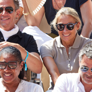 Anne-Sophie Lapix et son mari Arthur Sadoun en tribunes lors des Internationaux de France de tennis de Roland Garros 2023 à Paris, France, le 4 juin 2023. © Cyril Moreau/Bestimage