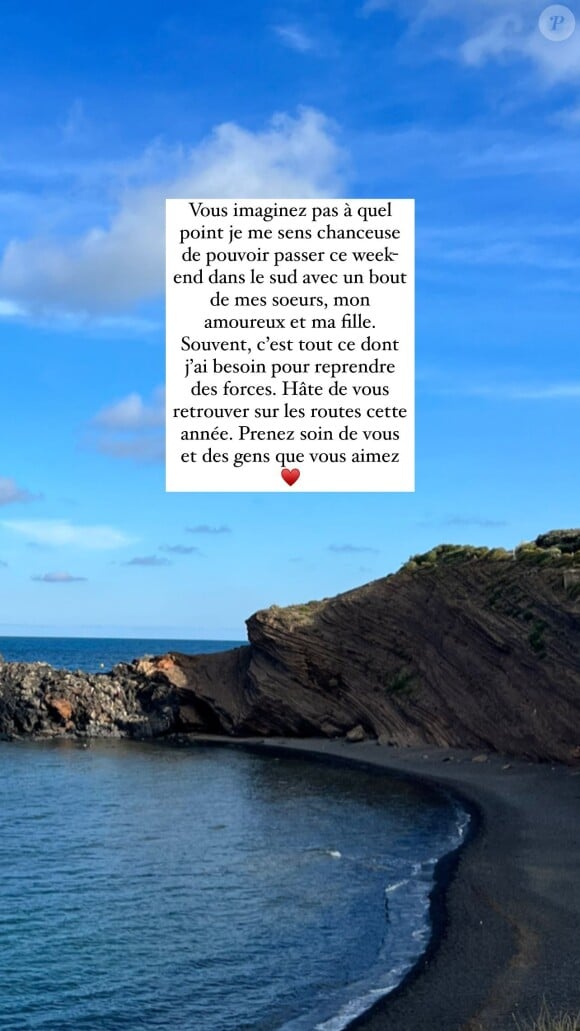 "Vous n'imaginez pas à quel point je me sens chanceuse de pouvoir passer ce week-end dans le sud avec un bout de mes soeurs, mon amoureux et ma fille. Souvent, c'est tout ce dont j'ai besoin pour reprendre des forces. Hâte de vous retrouver sur les routes cette année. Prenez soin de vous et des gens que vous aimez."
Louane, coulisses de sa Fête des Mères en famille. Le 4 juin 2023.