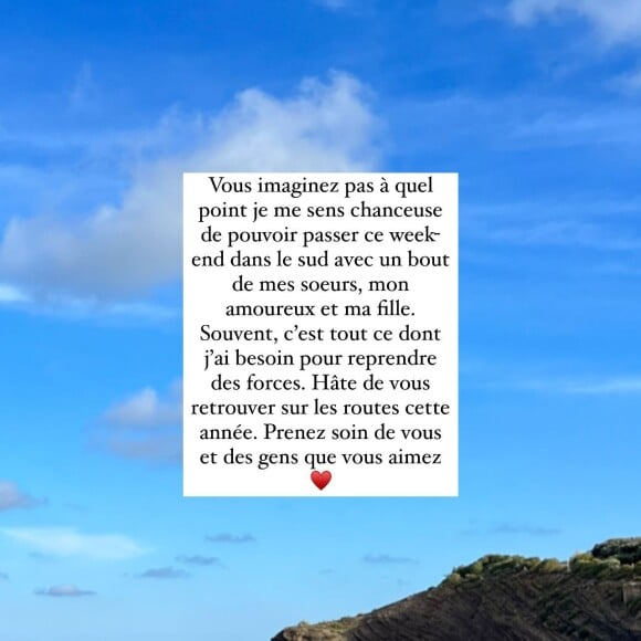 "Vous n'imaginez pas à quel point je me sens chanceuse de pouvoir passer ce week-end dans le sud avec un bout de mes soeurs, mon amoureux et ma fille. Souvent, c'est tout ce dont j'ai besoin pour reprendre des forces. Hâte de vous retrouver sur les routes cette année. Prenez soin de vous et des gens que vous aimez."
Louane, coulisses de sa Fête des Mères en famille. Le 4 juin 2023.