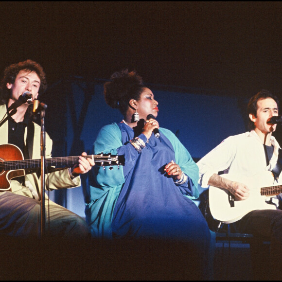 La chanteuse a succombé à une crise cardiaque en descendant les escaliers de la scène sur laquelle elle jouait à Dakar au Sénégal. Quelques heures après son admission à l'hôpital, elle est décédée.
Carole Fredericks, Jean-Jacques Goldman, Michael Jones.