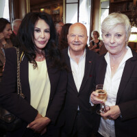 Yamina Benguigui et Frédéric Mitterrand admiratifs face à une grande chercheuse