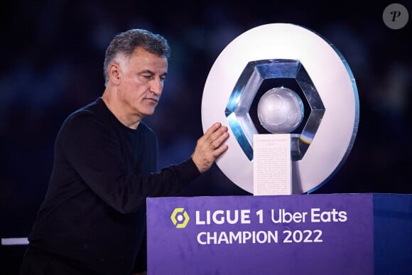 Le club parisien va désormais devoir lui trouver un remplaçant pour la saison prochaine
Christophe Galtier lors de la cérémonie de remise du trophée de champion de France au Paris Saint-Saint-Germain (PSG) après le match de football Ligue 1 Uber Eats opposant le Paris Saint-Germain (PSG) au Clermont Foot 63 au Parc des Princes à Paris, France, le 3 juin 2023. Clermont a gagné 3-2. © Cyril Moreau/Bestimage