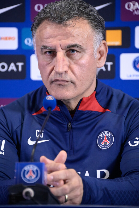 Christophe Galtier (PSG), visé par une enquête interne pour des accusations de racisme, en conférence de presse à Saint Germain en Laye, à la veille du match contre Lens, le 14 avril 2023. © Federico Pestellini / Panoramic / Bestimage
