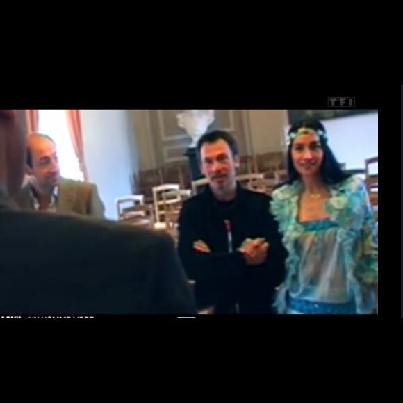 Lors de la cérémonie à la mairie, Azuneca était "vêtue de turquoise, sa couleur fétiche".
Florent Pagny, images de son mariage avec Azucena Caamaño dans le documentaire "Un homme libre" de TF1.