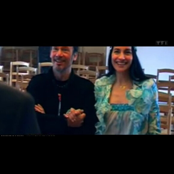 Un mariage en petit comité, qui s'était terminé avec "un déjeuner de mariage simple et gai".
Florent Pagny, images de son mariage avec Azucena Caamaño dans le documentaire "Un homme libre" de TF1.