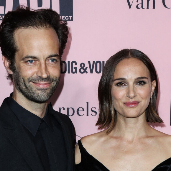 Et c'est notamment pour ses enfants qui souffraient de la vie à Los Angeles qui "esseule les gens".
Benjamin Millepied et sa femme Natalie Portman au photocall de la soirée "L.A. Dance Project 2021 Gala" à Los Angeles, le 17 octobre 2021. 