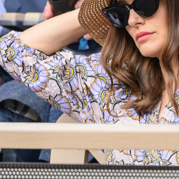 Alors que son époux a révélé être de retour en France, l'actrice multiplie les apparitions.
Natalie Portman aux internationaux de tennis de Roland-Garros, le 7 juin 2023. - Laurent Zabulon/ABACAPRESS.COM