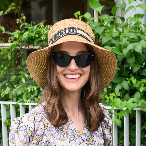 Coiffée d'un chapeau Dior, elle affichait un large sourire.
Natalie Portman aux internationaux de tennis de Roland-Garros, le 7 juin 2023. - Laurent Zabulon/ABACAPRESS.COM