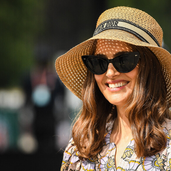 Natalie Portman, coiffée d'un chapeau Christian Dior, dans les tribunes lors des Internationaux de France de Tennis de Roland Garros 2023. Paris, le 7 juin 2023. © Jacovides / Moreau / Bestimage