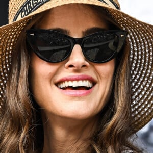 Natalie Portman, coiffée d'un chapeau Christian Dior, dans les tribunes lors des Internationaux de France de Tennis de Roland Garros 2023. Paris, le 7 juin 2023. © Jacovides / Moreau / Bestimage