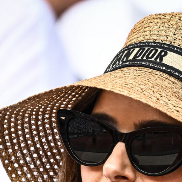 Natalie Portman, coiffée d'un chapeau Christian Dior, dans les tribunes lors des Internationaux de France de Tennis de Roland Garros 2023. Paris, le 7 juin 2023. © Jacovides / Moreau / Bestimage