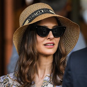 Natalie Portman, coiffée d'un chapeau Christian Dior, dans les tribunes lors des Internationaux de France de Tennis de Roland Garros 2023. Paris, le 7 juin 2023. © Jacovides / Moreau / Bestimage