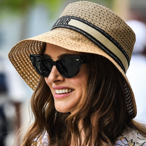 Natalie Portman, coiffée d'un chapeau Christian Dior, dans les tribunes lors des Internationaux de France de Tennis de Roland Garros 2023. Paris, le 7 juin 2023. © Jacovides / Moreau / Bestimage