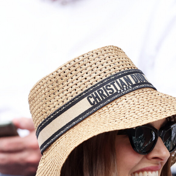 Natalie Portman, coiffée d'un chapeau Christian Dior, dans les tribunes lors des Internationaux de France de Tennis de Roland Garros 2023. Paris, le 7 juin 2023. © Jacovides / Moreau / Bestimage