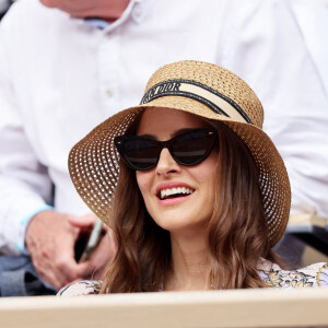 Natalie Portman, coiffée d'un chapeau Christian Dior, dans les tribunes lors des Internationaux de France de Tennis de Roland Garros 2023. Paris, le 7 juin 2023. © Jacovides / Moreau / Bestimage