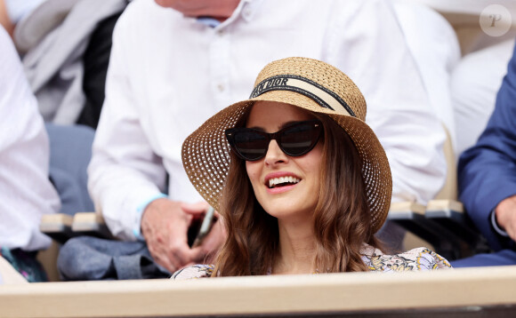 Natalie Portman, coiffée d'un chapeau Christian Dior, dans les tribunes lors des Internationaux de France de Tennis de Roland Garros 2023. Paris, le 7 juin 2023. © Jacovides / Moreau / Bestimage