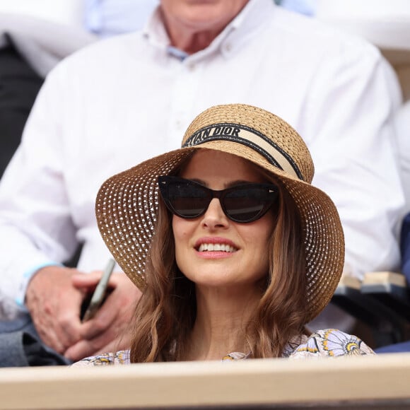 Natalie Portman, coiffée d'un chapeau Christian Dior, dans les tribunes lors des Internationaux de France de Tennis de Roland Garros 2023. Paris, le 7 juin 2023. © Jacovides / Moreau / Bestimage