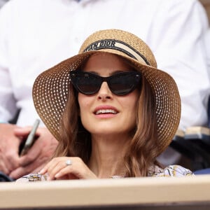 Natalie Portman, coiffée d'un chapeau Christian Dior, dans les tribunes lors des Internationaux de France de Tennis de Roland Garros 2023. Paris, le 7 juin 2023. © Jacovides / Moreau / Bestimage