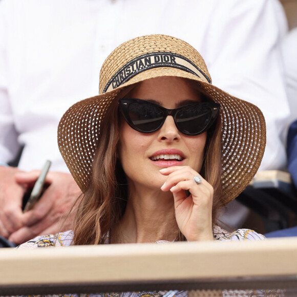 Natalie Portman, coiffée d'un chapeau Christian Dior, dans les tribunes lors des Internationaux de France de Tennis de Roland Garros 2023. Paris, le 7 juin 2023. © Jacovides / Moreau / Bestimage