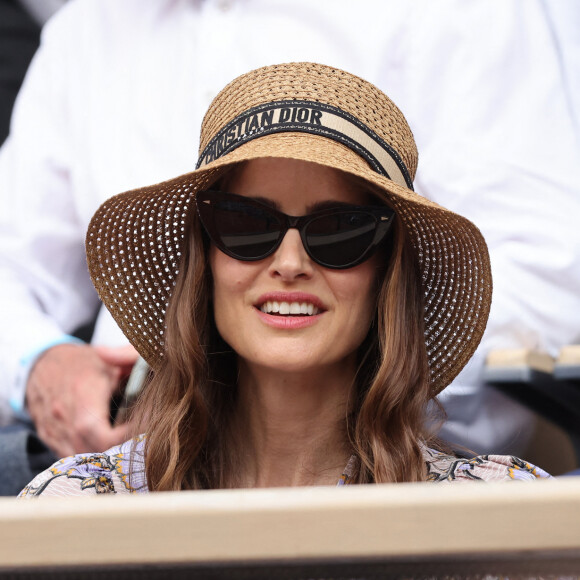 Natalie Portman, coiffée d'un chapeau Christian Dior, dans les tribunes lors des Internationaux de France de Tennis de Roland Garros 2023. Paris, le 7 juin 2023. © Jacovides / Moreau / Bestimage