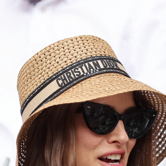 Natalie Portman, coiffée d'un chapeau Christian Dior, dans les tribunes lors des Internationaux de France de Tennis de Roland Garros 2023. Paris, le 7 juin 2023. © Jacovides / Moreau / Bestimage