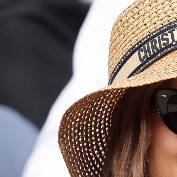 Natalie Portman, coiffée d'un chapeau Christian Dior, dans les tribunes lors des Internationaux de France de Tennis de Roland Garros 2023. Paris, le 7 juin 2023. © Jacovides / Moreau / Bestimage