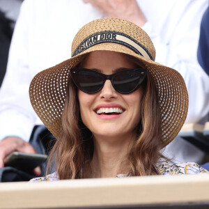 Natalie Portman, coiffée d'un chapeau Christian Dior, dans les tribunes lors des Internationaux de France de Tennis de Roland Garros 2023. Paris, le 7 juin 2023. © Jacovides / Moreau / Bestimage