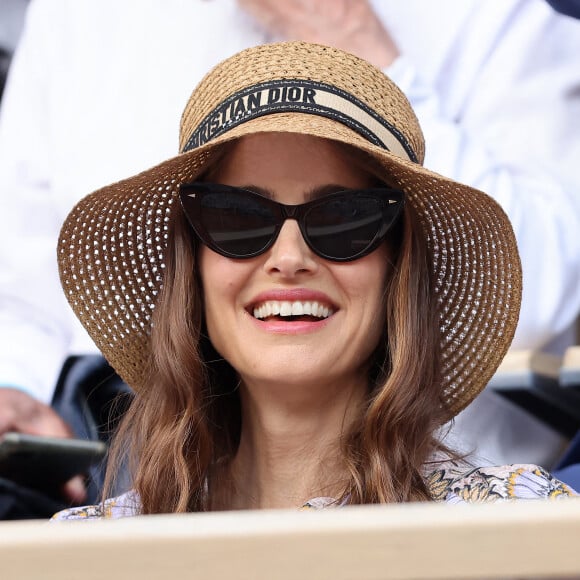 Natalie Portman, coiffée d'un chapeau Christian Dior, dans les tribunes lors des Internationaux de France de Tennis de Roland Garros 2023. Paris, le 7 juin 2023. © Jacovides / Moreau / Bestimage  Natalie Portman in the stands during the French Open Tennis Championships at Roland Garros 2023. Paris, June 7th, 2023. 