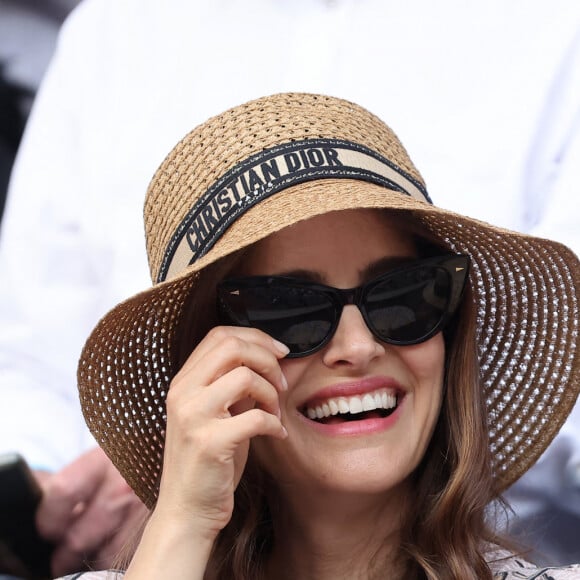 Natalie Portman, coiffée d'un chapeau Christian Dior, dans les tribunes lors des Internationaux de France de Tennis de Roland Garros 2023. Paris, le 7 juin 2023. © Jacovides / Moreau / Bestimage