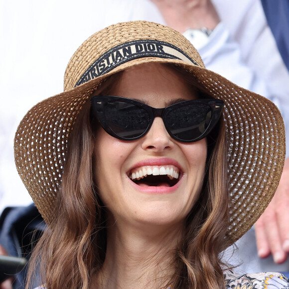 Natalie Portman, coiffée d'un chapeau Christian Dior, dans les tribunes lors des Internationaux de France de Tennis de Roland Garros 2023. Paris, le 7 juin 2023. © Jacovides / Moreau / Bestimage