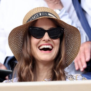 Natalie Portman, coiffée d'un chapeau Christian Dior, dans les tribunes lors des Internationaux de France de Tennis de Roland Garros 2023. Paris, le 7 juin 2023. © Jacovides / Moreau / Bestimage