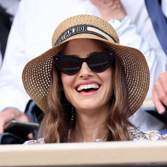 Natalie Portman, coiffée d'un chapeau Christian Dior, dans les tribunes lors des Internationaux de France de Tennis de Roland Garros 2023. Paris, le 7 juin 2023. © Jacovides / Moreau / Bestimage