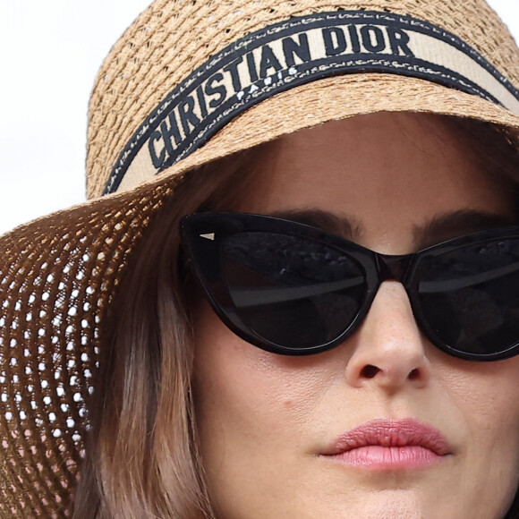 Natalie Portman, coiffée d'un chapeau Christian Dior, dans les tribunes lors des Internationaux de France de Tennis de Roland Garros 2023. Paris, le 7 juin 2023. © Jacovides / Moreau / Bestimage
