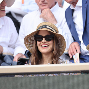 Natalie Portman, coiffée d'un chapeau Christian Dior, dans les tribunes lors des Internationaux de France de Tennis de Roland Garros 2023. Paris, le 7 juin 2023. © Jacovides / Moreau / Bestimage