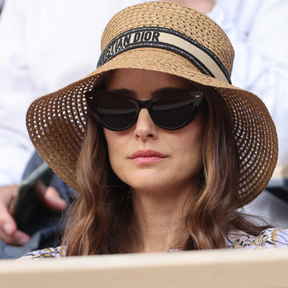 Natalie Portman, coiffée d'un chapeau Christian Dior, dans les tribunes lors des Internationaux de France de Tennis de Roland Garros 2023. Paris, le 7 juin 2023. © Jacovides / Moreau / Bestimage