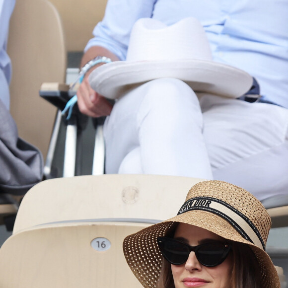Natalie Portman, coiffée d'un chapeau Christian Dior, dans les tribunes lors des Internationaux de France de Tennis de Roland Garros 2023. Paris, le 7 juin 2023. © Jacovides / Moreau / Bestimage