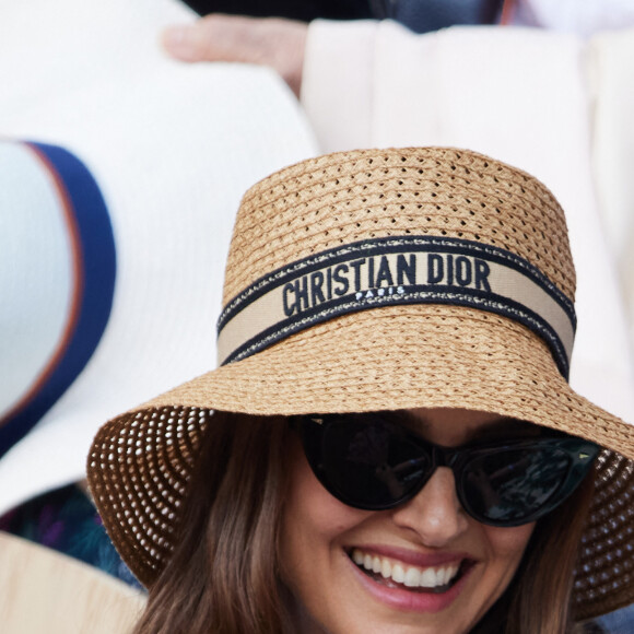 Natalie Portman, coiffée d'un chapeau Christian Dior, dans les tribunes lors des Internationaux de France de Tennis de Roland Garros 2023. Paris, le 7 juin 2023. © Jacovides / Moreau / Bestimage