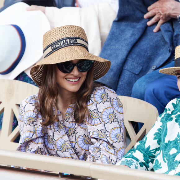 Natalie Portman, coiffée d'un chapeau Christian Dior, dans les tribunes lors des Internationaux de France de Tennis de Roland Garros 2023. Paris, le 7 juin 2023. © Jacovides / Moreau / Bestimage