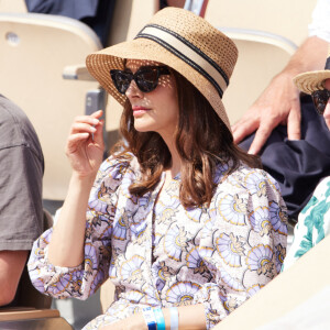 Natalie Portman, coiffée d'un chapeau Christian Dior, dans les tribunes lors des Internationaux de France de Tennis de Roland Garros 2023. Paris, le 7 juin 2023. © Jacovides / Moreau / Bestimage